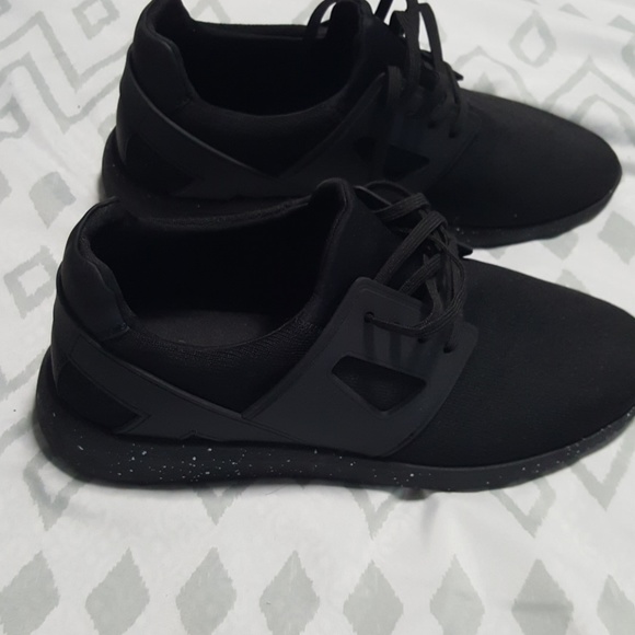 Shoes - Picture 2 of 8